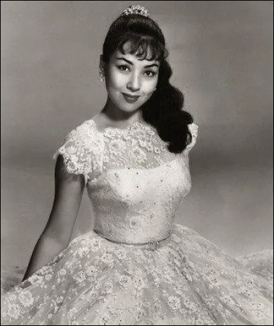 Qui est cette actrice qui a joué dans "Les Contes de la lune vague après la pluie" et dans "La Rue de la honte" ?