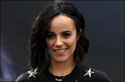 Qui est cette chanteuse dont le premier single du cinquième album studio s'intitule ''À cause de l'automne'' ?