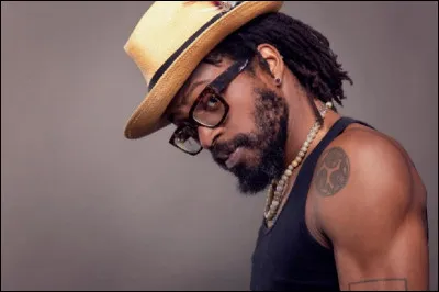 Qui est ce chanteur auteur-compositeur-interprète de la chanson ''À la faveur de l'automne'' ?