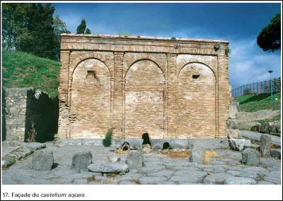 Comment s'appelle la salle d'eau chaude dans les thermes romains ?