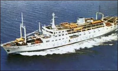 Le ferry "Doña Paz" a coulé le 21 décembre 1987 dans le détroit de Tablas, aux Philippines en deux heures sans qu'aucune embarcation de sauvetage n'ait pu être lancée. Ce naufrage fait 1 565 victimes mais le ferry ayant été surchargé, le nombre réel de victimes serait supérieur à 4 000. Quelle est la cause du naufrage ?