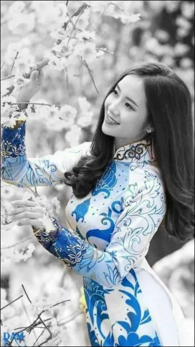 D'une manière très générale, comment vit la femme, selon la tradition nipponne ?