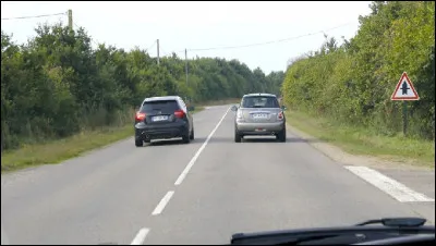 Je peux doubler la voiture gris clair.