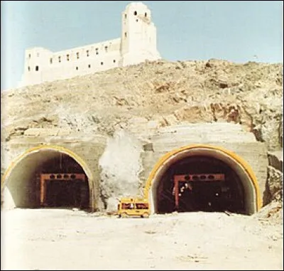 Bien ! Dans quelle grande ville de la péninsule arabique se situe ce monument, nommée forteresse d'Ajyad ?