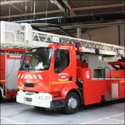 Quel b&acirc;timent, dont le nom signifie &eacute;tymologiquement qu'il &eacute;tait pr&eacute;vu pour quatre personnes, peut &ecirc;tre militaire ou de pompiers ?