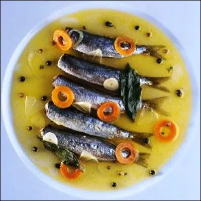 Quelle sauce &agrave; base d'ail et de vinaigre, typique de la M&eacute;diterran&eacute;e, accommode traditionnellement des poissons tels que la sardine ?