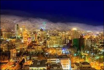 Le deuxième choc pétrolier de 1979 trouve ses origines dans de violentes émeutes connues sous le nom de Vendredi noir, le 8 septembre 1978. Dans quelle ville ces émeutes se sont-elles déroulées ?