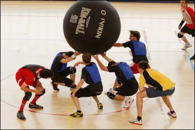 Combien y a t-il de joueurs et d'équipes sur la surface de jeu durant une partie ?