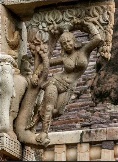 Les stupas : Comment appelle-t-on cette posture (stupa n°1 de Sanchi) ?