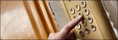 Bon tu m'ouvres où j'te pisse dessus ?