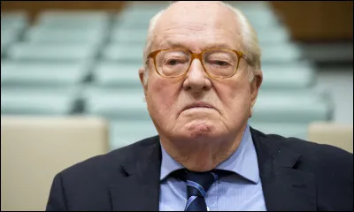 Sept heures du matin, je saute de mon lit en fer où je dors sur des clous. Mon réveil automatique me chante : Heili Heilo. Encore endormi, je salue le portrait du Fuhrer !