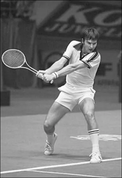 Ce joueur de tennis américain, numéro un mondial à de nombreuses reprises entre 1974 et 1977, c'est ... Connors.