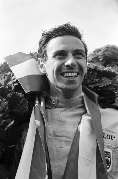 Ce pilote automobile britannique, champion du monde en 1963 et 1965, considéré comme l'un des plus grands pilotes de la Formule 1, c'est ... Clark.