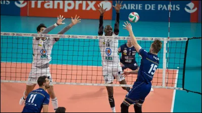 Combien peut-il y avoir d'arbitres, au maximum, dans un match de volley-ball ?