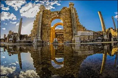 Dans quel pays se situe Leptis Magna, qui était l'une des villes importantes de la république de Carthage avant de devenir romaine ?