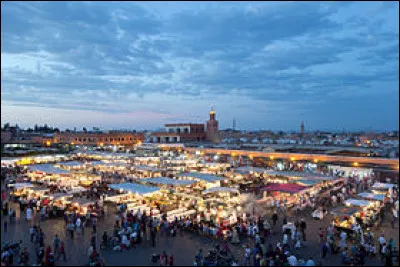 Dans quelle ville du Maroc se situe la place Jemaa el-Fna ?
