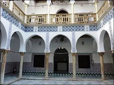 Dans quelle ville d'Algérie se trouve le Palais des Raïs ?