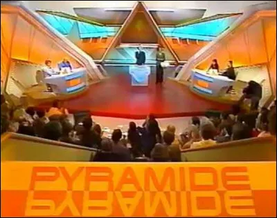 Au début qui était le présentateur du jeu télévisé ''Pyramide'' ?