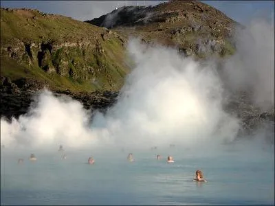 Quelle est environ la temp�rature du Blue lagoon, une station thermale en plein air dans une zone volcanique ?