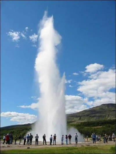 A combien de m�tres monte le geyser Strokkur ?