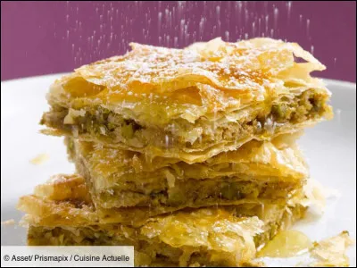 En plus des pommes, que faut-il couper et ajouter comme autres fruits dans un baklava aux pommes ?