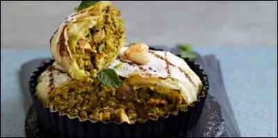 Que faut-il ajouter par-dessus les morceaux de poulet dans la pastilla de poulet ?