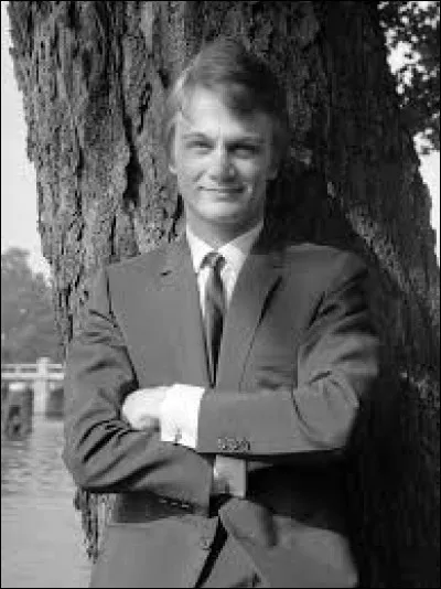 Y a cette saison qui chante pour Claude François :