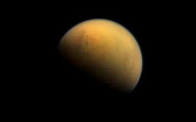 Quelle lune de Saturne, est le seul satellite du Système solaire à avoir une atmosphère dense ?