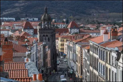 Ville de 19 000 habitants du département du Puy-de-Dôme, ancienne capitale du duché d'Auvergne :