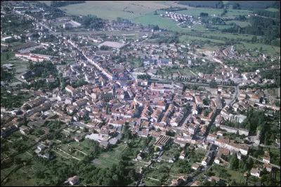 Petite ville de 5 000 habitants du département des Vosges bâtie sur les rives de la Mortagne, affluent de la Meurthe :