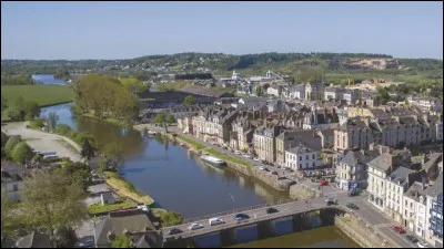 Ville de 9 000 habitants du département d'Ille-et-Vilaine, située au confluent de l'Oust et de la Vilaine :