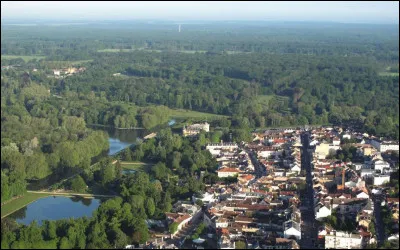 Ville de 25 000 habitants du département des Yvelines, située à la limite nord de la Beauce, en bordure d'un vaste massif forestier :