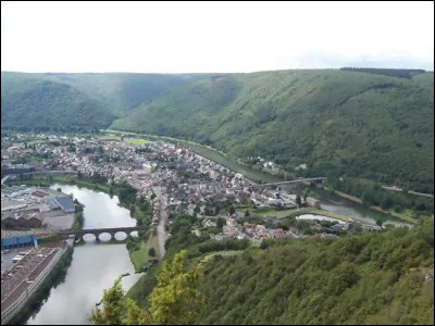 Ville de 6 500 habitants du département des Ardennes, située dans un double méandre de la Meuse :