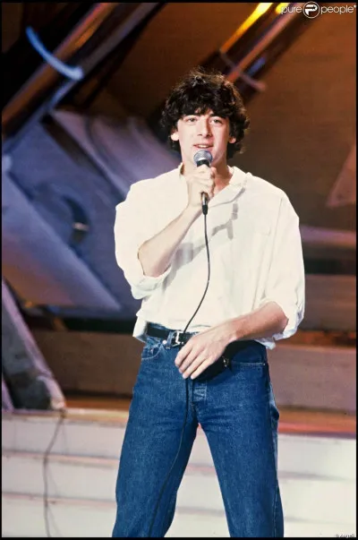 Après un premier 45 tours qui passe inaperçu, sort son premier succès. Complétez les paroles de la chanson "Marre de cette nana là"... 
"J'étais bien mieux avant…"