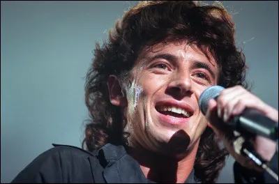 Quelle anecdote devenue célèbre est un symbole de la folie qui régnait autour du chanteur à l'époque ?