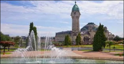 Je vous propose de partir en Nouvelle-Aquitaine &agrave; la d&eacute;couverte de Limoges. Ville connue entre autres pour sa porcelaine ou sa gare des B&eacute;n&eacute;dictins, parfois surnomm&eacute;e "la ville rouge" ou "la Rome du socialisme", elle se situe dans le d&eacute;partement ...