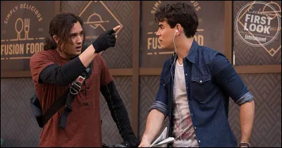 Comment se nomme le colocataire de Simon ?