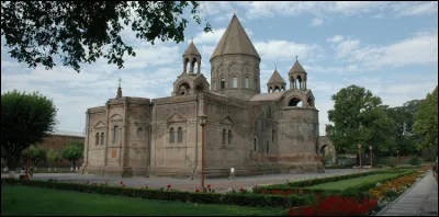 Passons maintenant à l'Arménie : comment s'appelle cette cathédrale ?
