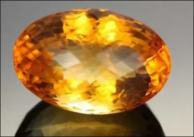 Quelle est la particularité de la citrine, une variété de quartz ?