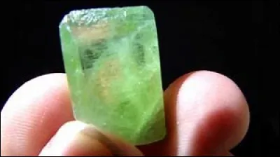 Dans quel pays les cristaux de péridot auraient été exploités ?