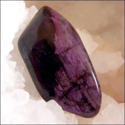 Voici une sugulite, une variété de cyclosilicate. Quel autre nom porte ce minéral ?