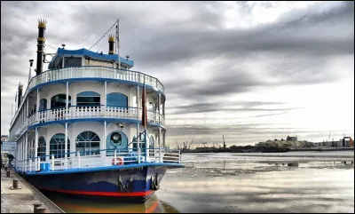 Avec 40 km de longueur, 500 millions de tonnes de marchandises import&eacute;es et export&eacute;es, quel est le plus grand port d&acute;Europe ?