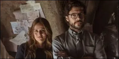 Que fait Raquel au Professeur ?