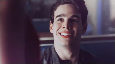 De qui Simon se rapproche-t-il ?