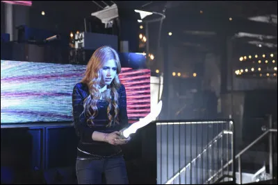 Qui sauve la vie de Clary, et de quoi ?