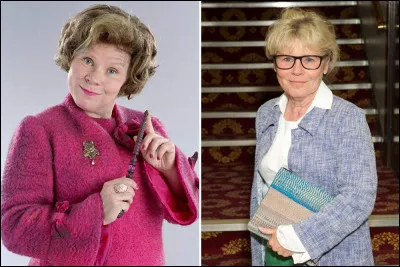 Combien de fois Dolores Ombrage met-elle du parfum en sortant de la cabane de Hagrid quand celui-ci vient de revenir ?