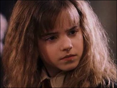 Dans le film "Harry Potter 1", quelle est la phrase que dit Hermione après la découverte du chien Touffu ?