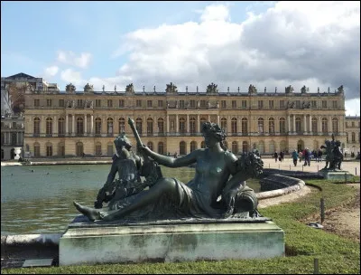 Nous allons nous déplacer à Versailles. Vous avez deviné, nous allons admirer ce palais unique en son genre, plus grand palais du monde, qui fut la principale résidence de Louis XIV, avec sa célèbre "galerie des Glaces". Comment se nomme ce palais ?