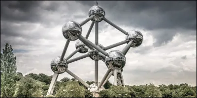 Nous allons maintenant chez nos amis belges, dans leur capitale se trouve ce monument construit pour l'exposition universelle de 1958, laissé là, c'est un peu la Tour Eiffel à la belge. Comment se nomme ce monument ?