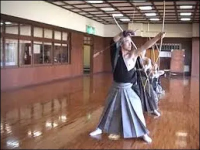 Sur la photo, vous ^pouvez voir le sport "kyūdō ", un art martial Japonais, issu du tir à l'arc guerrier.